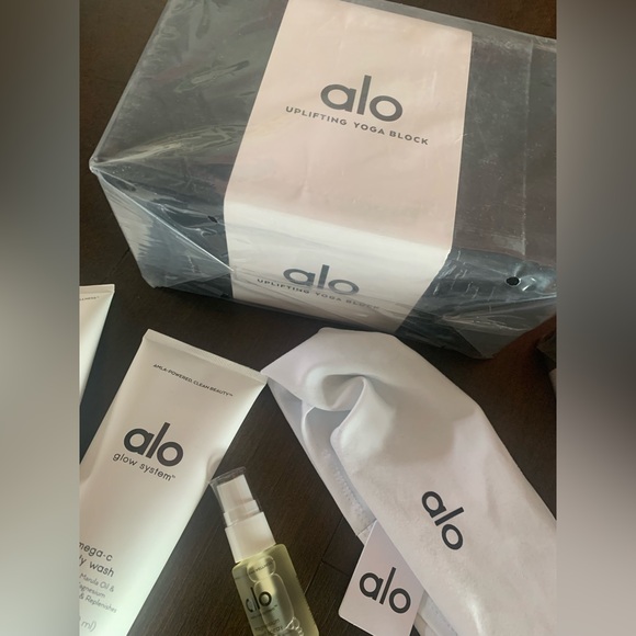 BRAND NEW—ALO Yoga Uplifting Blocks x2, Headband, and Glow System Set — 6 pieces - Picture 9 of 10